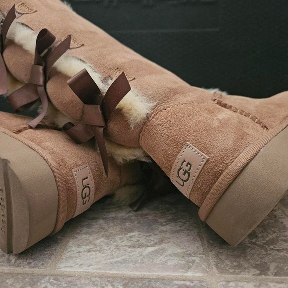 UGG Bailey Bow Tall II Women Boots Size 6 Chestnut Suede Shearling 1016434 - Picture 4 of 7